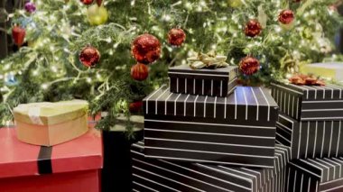 Ağacın altında Noel hediyeleri. Yeni yıl iç mimarisi. Yüksek kalite 4k görüntü