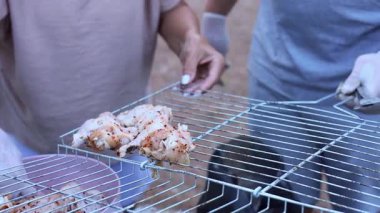 Bacadan yükselen alevlerle dolu taştan bir şömine. Ortam ağaçlarla çevrili. Toplanma için doğal bir atmosfer yaratıyor..