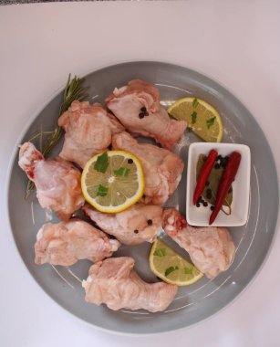 Pişirmek ve pişirmek için biberiyeli çiğ et ve baharatlar.