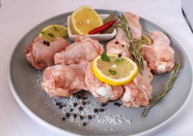 Tahta bir masada pişmeye hazır taze çiğ tavuk kanatları.