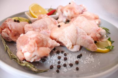 Tahta bir masada pişmeye hazır taze çiğ tavuk kanatları.