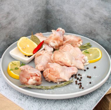 Baharatlı tavuk kanatları, bitkiler ve sebzeler.