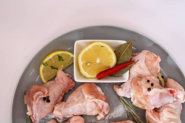 Baharatlı tavuk kanatları, bitkiler ve sebzeler.