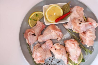 Baharatlı tavuk kanatları, bitkiler ve sebzeler.