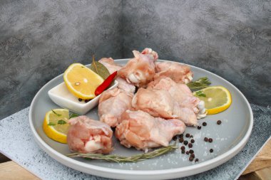 Baharatlı tavuk kanatları, bitkiler ve sebzeler.