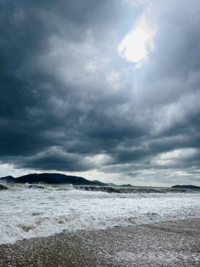 Akdeniz 'de denizin üzerinde fırtına bulutları
