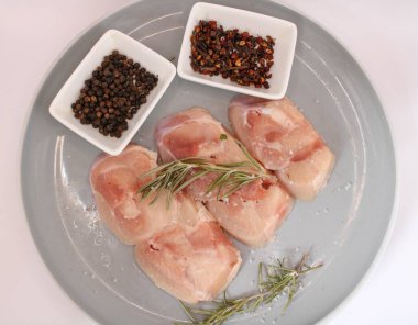 Biberiyeli tavuk göğsü filetosu.