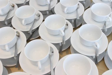 Tumpukan cangkir yang disusun rapi