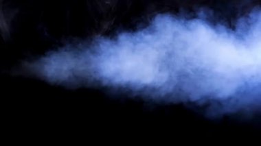 Siyah arka planda duman, siyah arkaplanda mavi duman, siyah arkaplanda beyaz duman, siyah arkaplanda duman. Sisin dokusu