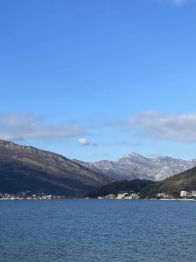  Karadağ dağlarıyla güzel deniz ve gökyüzünün resmi