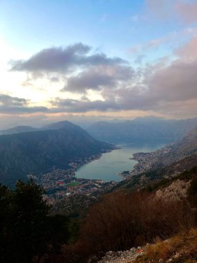  Karadağ 'ın Lovcen Dağı' ndan Kotor Körfezi 'nin güzel manzarası
