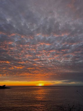 Karanlık Dramatik Gökyüzü Ufku Epik Günbatımı Bulutları Manzarası. Yüksek kalite fotoğraf