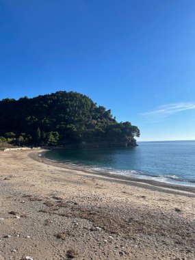 Petrovac köyü ve deniz manzaralı Karadağ manzarası. Karadağ kıyısında temiz su ve yaz gününe kadar çakıl taşı plajı. Yüksek kalite fotoğraf