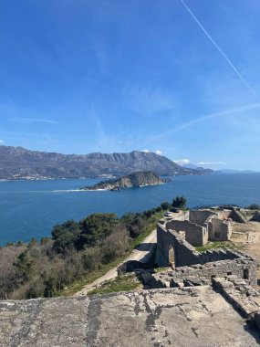 Önplanda Temiz Mavi Su ile Budva Eski Kasabası manzarası. Karadağ, Balkanlar, Adriyatik Denizi. Akdeniz 'de Avrupa Yaz Tatil Köyü. Yüksek kalite fotoğraf