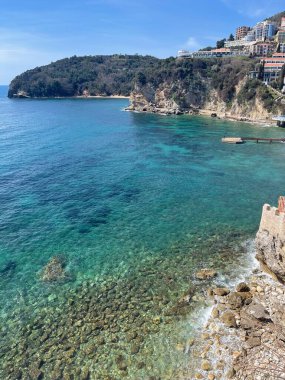 Güneşli bir günde, Budva, Karadağ, Balkanlar 'da kristal berraklığında masmavi bir deniz. Yüksek kalite fotoğraf