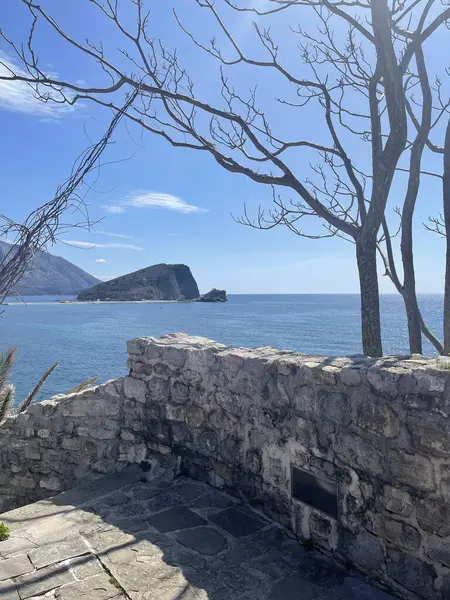 Eski Budva Kasabası, Karadağ. Bu şehrin bahsi geçeli 26 yüzyıldan fazla oluyor. Antik evler görüyoruz, çok dar bir cadde, kafeler, dükkanlar, merdivenler. Yüksek kalite fotoğraf