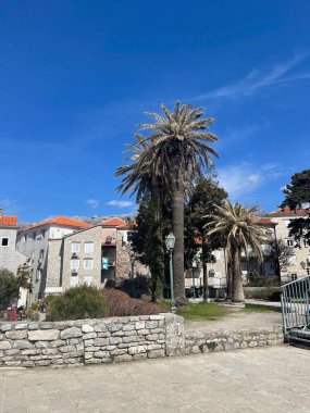Eski Budva Kasabası, Karadağ. Bu şehrin bahsi geçeli 26 yüzyıldan fazla oluyor. Antik evler görüyoruz, çok dar bir cadde, kafeler, dükkanlar, merdivenler. Yüksek kalite fotoğraf