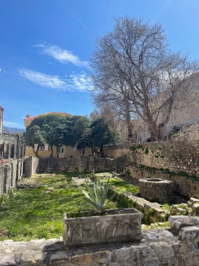 Eski Budva Kasabası, Karadağ. Bu şehrin bahsi geçeli 26 yüzyıldan fazla oluyor. Antik evler görüyoruz, çok dar bir cadde, kafeler, dükkanlar, merdivenler. Yüksek kalite fotoğraf