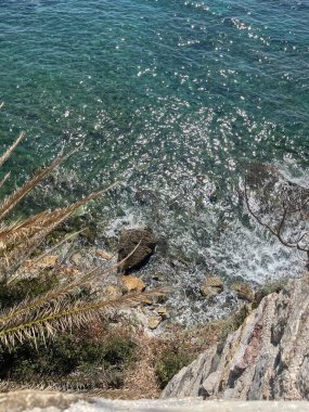 Eski Budva Kasabası, Karadağ. Bu şehrin bahsi geçeli 26 yüzyıldan fazla oluyor. Antik evler görüyoruz, çok dar bir cadde, kafeler, dükkanlar, merdivenler. Yüksek kalite fotoğraf