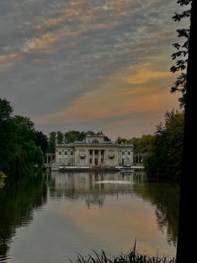 Royal Lazienki Park 'taki Isle Sarayı, Polonya' nın Varşova şehri. Yüksek kalite fotoğraf