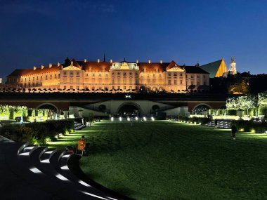 Güneş batarken Varşova 'daki Kraliyet Kalesi ve Eski Şehir. Görüntü Vistula tarafından Arkady Kubickiego. Yüksek kalite fotoğraf