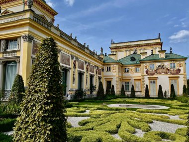 Varşova, Polonya 'daki Kraliyet Wilanow Sarayı. Ana cepheye, su istasyonuna, heykellere ve sarayın çevresine bakın. Yüksek kalite fotoğraf