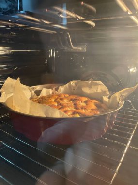 Mutfaktaki fırında elmalı turtanın yakın plan fotoğrafı. Yüksek kalite fotoğraf