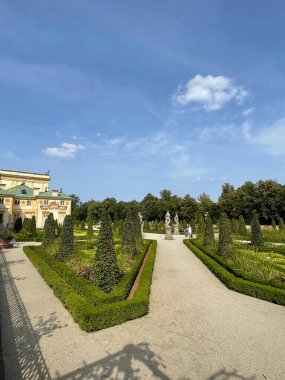 Varşova, Polonya 'daki Kraliyet Wilanow Sarayı. Ana cepheye, su istasyonuna, heykellere ve sarayın çevresine bakın. Yüksek kalite fotoğraf