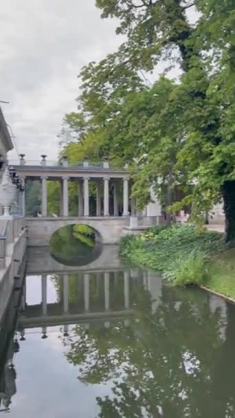 ポーランドのワルシャワ市 ロイヤルラジエンキーパークにある島の宮殿 高品質の4K映像 — ストック動画