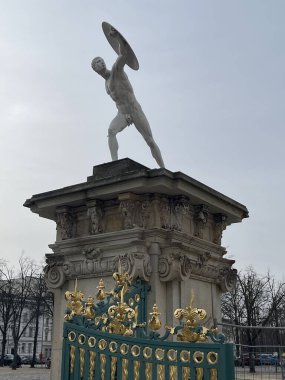 Berlin şehir merkezi. Tarihi manzaralar. Berlin 'deki ünlü Reichstag binası, ayrıntılar. Şubat 2024, Berlin, Almanya. Yüksek kalite fotoğraf