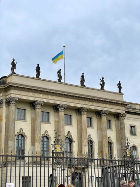 Berlin şehir merkezi. Tarihi manzaralar. Berlin 'deki ünlü Reichstag binası, ayrıntılar. Şubat 2024, Berlin, Almanya. Yüksek kalite fotoğraf