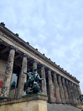 Berlin şehir merkezi. Tarihi manzaralar. Berlin 'deki ünlü Reichstag binası, ayrıntılar. Şubat 2024, Berlin, Almanya. Yüksek kalite fotoğraf