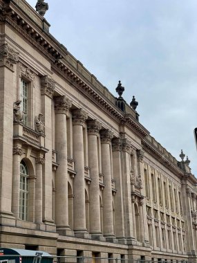 Berlin şehir merkezi. Tarihi manzaralar. Berlin 'deki ünlü Reichstag binası, ayrıntılar. Şubat 2024, Berlin, Almanya. Yüksek kalite fotoğraf