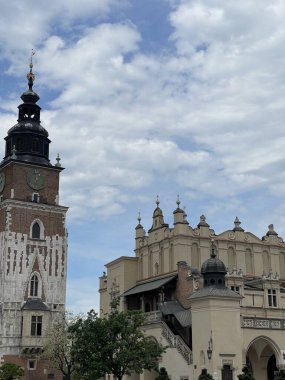 Eski Krakow kasabasında akşam yürüyüşü. Polonya 'nın Krakow şehrinde tarihi evleri olan bir cadde. Yüksek kalite fotoğraf