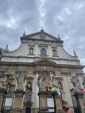 Eski Krakow kasabasında akşam yürüyüşü. Polonya 'nın Krakow şehrinde tarihi evleri olan bir cadde. Yüksek kalite fotoğraf
