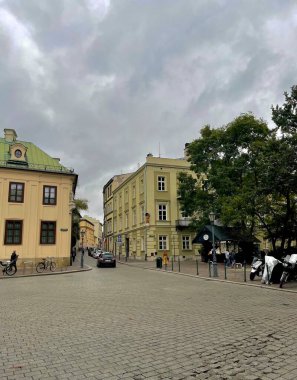 Eski Krakow kasabasında akşam yürüyüşü. Polonya 'nın Krakow şehrinde tarihi evleri olan bir cadde. Yüksek kalite fotoğraf