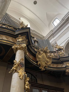 Eski Krakow kasabasında akşam yürüyüşü. Polonya 'nın Krakow şehrinde tarihi evleri olan bir cadde. Yüksek kalite fotoğraf