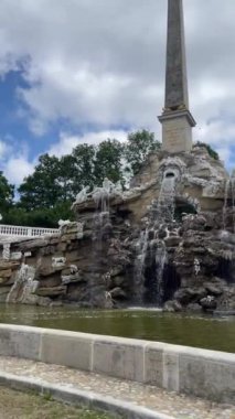 Stella, sütun, Schonbrunn Palace Garden 'daki çeşme. Viyana. Avusturya. Yüksek kalite 4k görüntü