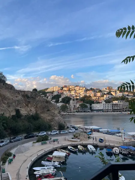 Günbatımında Ulcinj 'in yaz kıyıları, Karadağ' ın eski kenti. Deniz kıyısındaki partiden önce