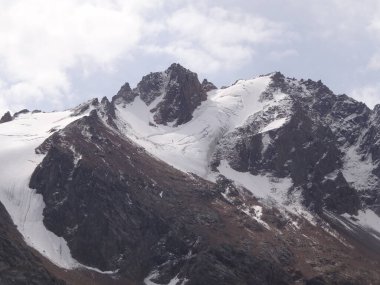 Karlı güzel bir dağ manzarası, Almaty.