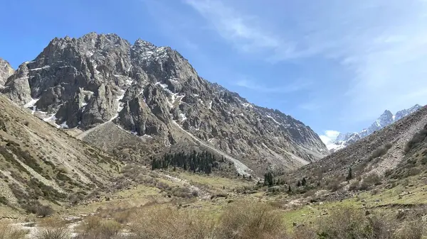 Kırgızistan 'daki dağların güzel manzarası