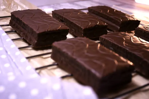 Taze pişmiş çikolatalı kekler.