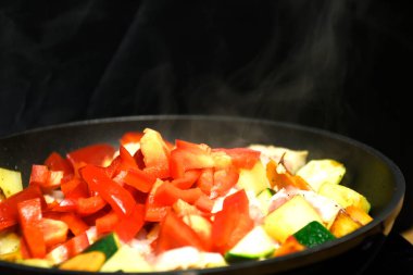 Et ve sebzelerden oluşan sıcak bir öğle yemeği.