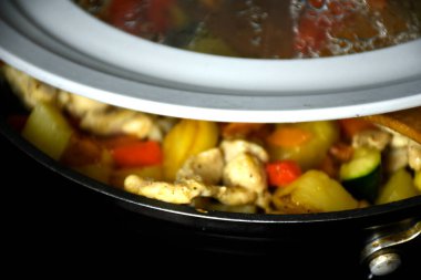 Et ve sebzelerden oluşan sıcak bir öğle yemeği.