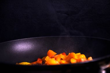 Et ve sebzelerden oluşan sıcak bir öğle yemeği.