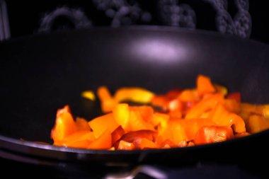 Et ve sebzelerden oluşan sıcak bir öğle yemeği.