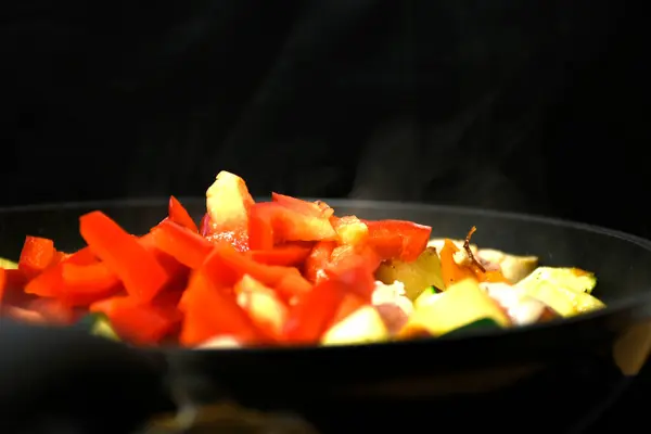 Et ve sebzelerden oluşan sıcak bir öğle yemeği.