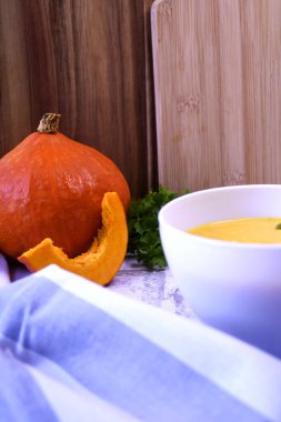 Kremalı ve fıstıklı balkabağı kremalı çorba ve taze ekmek.