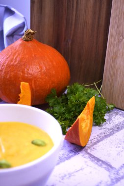 Kremalı ve fıstıklı balkabağı kremalı çorba ve taze ekmek.