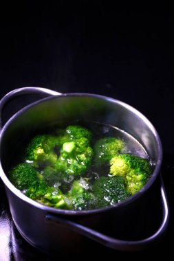 Bir tencerede kaynayan suda brokoli.